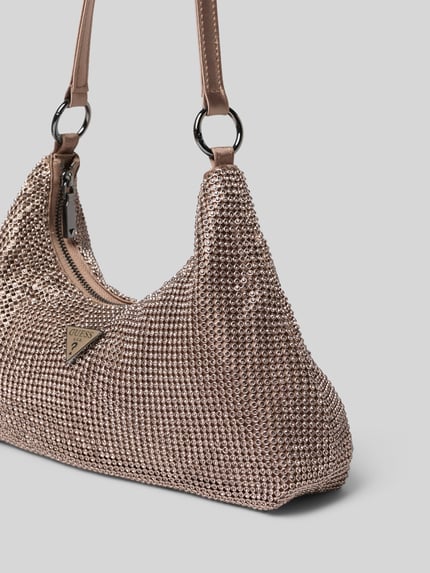 Produktfoto, Shoulder Bag mit Strassstein-Besatz von GUESS aus beigem Material, silberfarbene Details, Logo-Detail, strukturierte Oberfläche, Hauptfach mit Reißverschluss, Schulterriemen, Maße: 20x16x8 cm, Länge Schulterriemen 42 cm