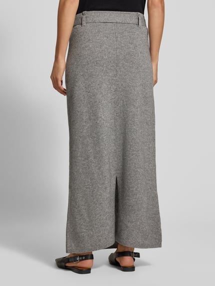 Frauenmodel trägt Strickrock aus Woll-Yak-Mix mit Gürtel von windsor., grau, gerade Form, feine Textur, Ganzkörperansicht Rückansicht.
