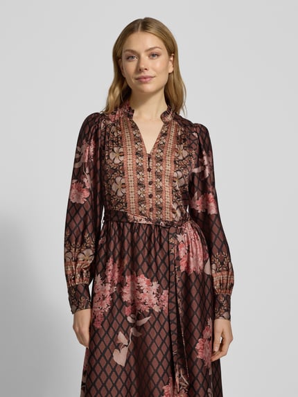 Frauenmodel trägt Maxikleid aus Satin mit Bindegürtel von Neo Noir, floraler Print, A-Linie, V-Ausschnitt, Knopfleiste, Nahaufnahme Oberkörper.