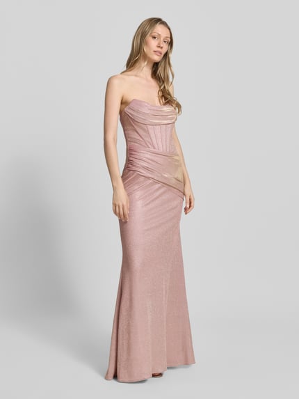 Frauenmodel trägt Maxikleid im Off-Shoulder-Look mit Drapierungen von Unique, schimmernd, taillierter Schnitt, Ganzkörperansicht von vorne. Rückenlänge bei Größe 36: 137 cm, Brustweite bei Größe 36: 32 cm.