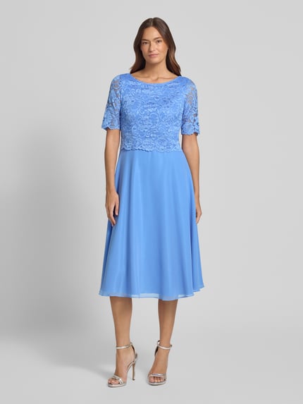 Vrouwenmodel draagt knielange Cocktailjurk met kant en ronde hals van Vera Mont, chiffon, a-lijn, dames, voorkant totaalbeeld