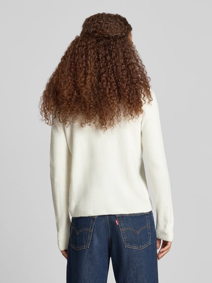 Frauenmodel trägt Rollkragenpullover mit Hundemotiv Weihnachten von ONLY, mehrfarbig, Strickoptik, Ganzkörperansicht Rückansicht.