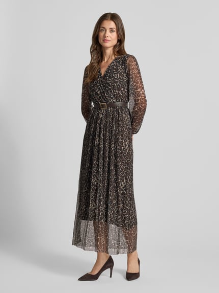 Vrouwenmodel draagt midi-jurk van Materiaalmix met stretch, getailleerd model ZABAIONE Model 'Ka44iriaa', v-hals in wikkellook, riem met doornsluiting, elastische mouwboordjes, ruglengte maat S 130 cm, borstwijdte maat S 40 cm, mouwlengte maat S 57 cm, kleurenmix met patroon, transparante textuur. Ganzlichaamsaanzicht van voren.