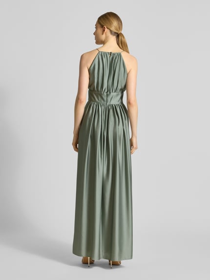 Frauenmodel trägt Abendkleid mit rückseitigem Schlüsselloch-Ausschnitt von Swing aus grünem Satin, taillierter Maxikleid-Schnitt, Ganzkörperansicht Rückansicht.