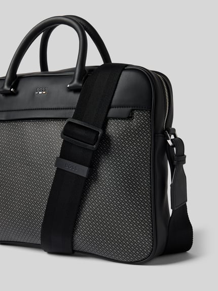 Produktfoto, Laptoptasche mit Monogramm Muster Modell 'RAY_MN_S' von BOSS in Unifarben Optik:Allover-Muster, Kunstleder, Reißverschluss, Label-Stitching, Label-Prägung, Tragehenkel, abnehmbarer Schulterriemen, Seitentasche, Hauptfach, Reißverschlussfach, Laptopfach, Organizerfach, strukturierte Oberfläche