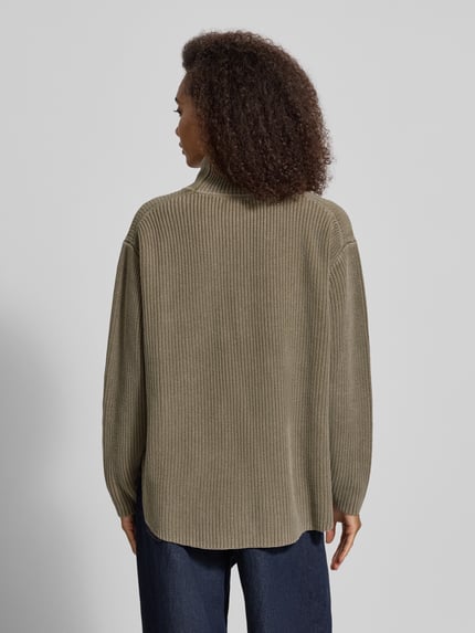 Frauenmodel trägt Oversized Turtleneck-Pullover aus reiner Baumwolle von G-Star RAW in Khaki, gerippte Struktur, Ganzkörperansicht Rückansicht.