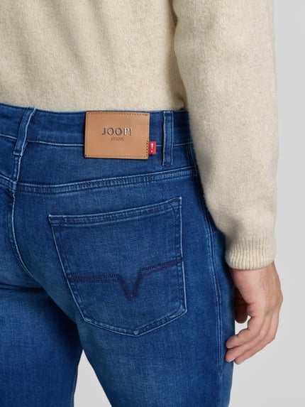 Mężczyznamodel nosi Jeans mit 5-Pocket-Design Modell 'Mitch' od JOOP! Jeans, bawełniany miks z elastanem, widok z tyłu zbliżenie.