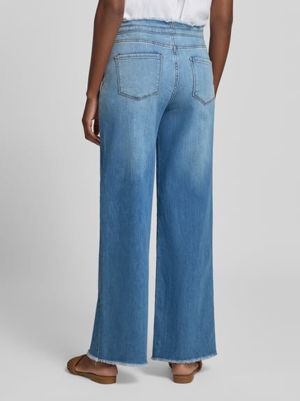 Frauenmodel trägt Barrel Fit Jeans mit Fransen und Schnürung von Buena Vista, hellblauer Baumwoll-Mix mit Lyocell-Anteil, Ganzkörperansicht Rückansicht.