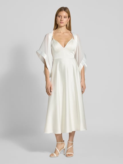 Frauenmodel trägt Bolero mit weitem Arm von Vera Mont, semitransparent, lockerer Schnitt, 1/2-Arm, Rückenlänge 32 cm, Ganzkörperansicht von vorne.