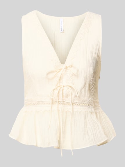 Produktfoto, cremefarbenes ärmelloses Damen Top aus Lyocell-Mix mit V-Ausschnitt, Zierschleifen und Loch-Stitching, taillierte Passform, Modell 'Elena' von Mango
