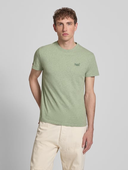 Männermodel trägt Regular Fit T-Shirt mit Logo-Stitching von Superdry aus Reine Baumwolle in Hellgrün, Rundhalsausschnitt, Ganzkörperansicht von vorne. Herren T-Shirt, Rückenlänge bei Größe M: 69 cm.