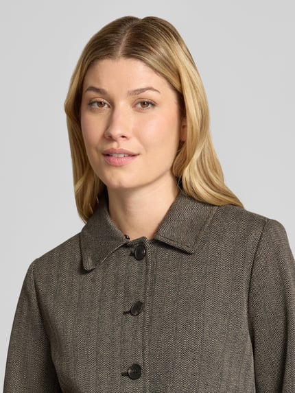 Frauenmodel trägt Regular Fit Blazer mit Umlegekragen aus Kunstfell von zero in beige-grauem Fischgratmuster, Material-Mix mit Viskose, Nahaufnahme Oberkörper.