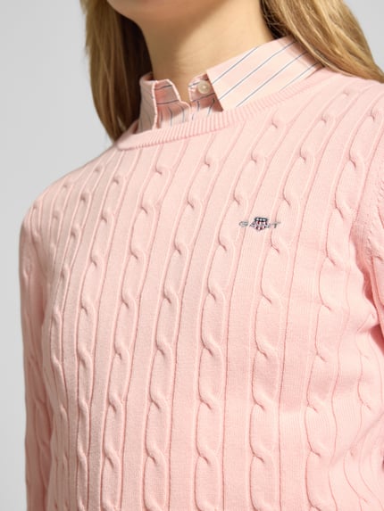 Frauenmodel trägt Strickpullover mit Zopfmuster und Label-Stitching von Gant, rosa, Baumwoll-Mix, Slim Fit, Nahaufnahme Oberkörper