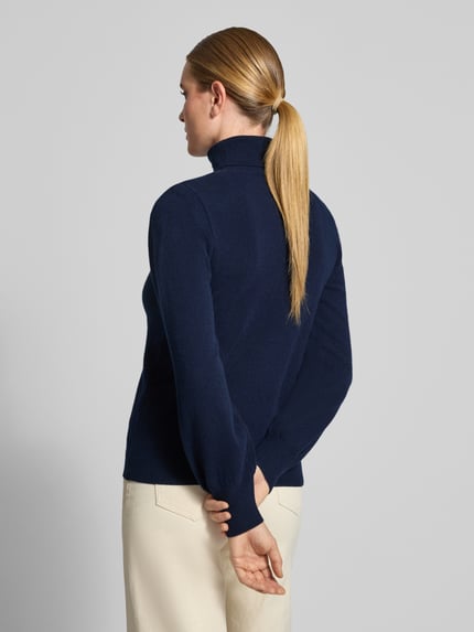 Frauenmodel trägt Strickpullover aus reiner Wolle Modell 'Jola' von My Essential Wardrobe, Dunkelblau, Woll-Mix, tailliert, Ganzkörperansicht Rückansicht.