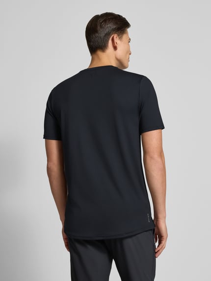 Männermodel trägt Herren T-Shirt mit Logo Modell 'Vanish Energy' von Under Armour, Material-Mix mit Stretch-Anteil, Regular-Fit, Rückenlänge 75 cm, Rückenansicht Ganzkörperansicht.