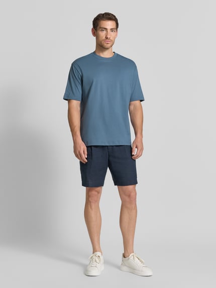 Männermodel trägt Regular Fit T-Shirt mit Rundhalsausschnitt von MCNEAL in Blau aus reiner Baumwolle, Ganzkörperansicht von vorne.