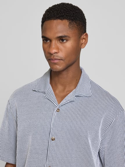 Männermodel trägt Regular Fit vrijetijdsoverhemd met reverskraag van MCNEAL, katoenmix met stretch, knoopsluiting, Nahaufnahme Oberkörper.