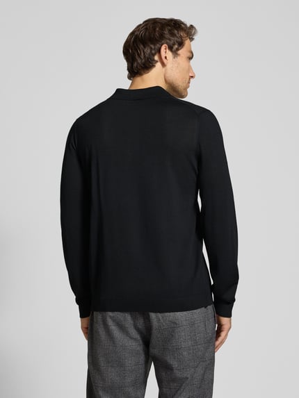 Männermodel trägt Regular Fit Strickpullover aus reiner Schurwolle mit Polokragen von MAERZ Muenchen in Schwarz, Ganzkörperansicht Rückansicht. Rückenlänge 68 cm, Ärmellänge 67 cm, elastische Abschlüsse.