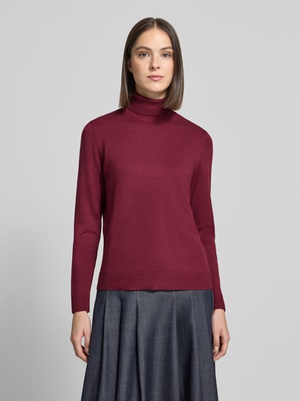 Frauenmodel trägt Regular Fit Rollkragenpullover aus Viskosemix von BETTY BARCLAY in unifarbenem Bordeaux, Strickoptik, Ganzkörperansicht von vorne.