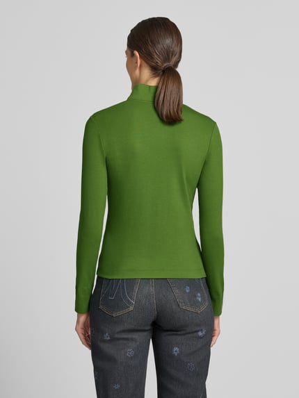 Vrouwenmodel draagt Slim Fit Longsleeve uit katoenmix van Marc Cain, elastisch, staande kraag, knoopsluiting, ruglengte 55 cm, achteraanzicht