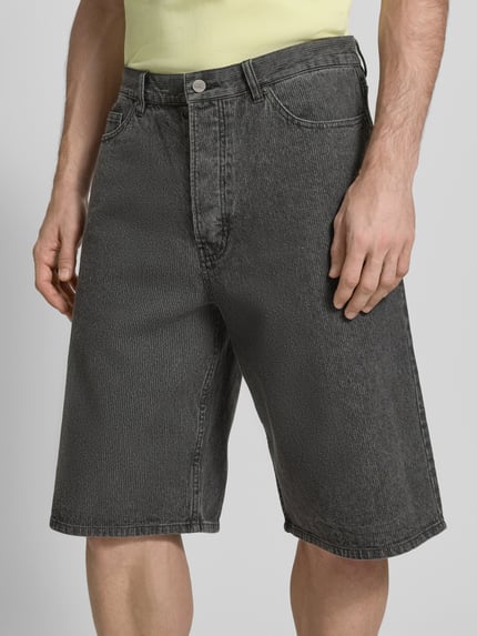 Männermodel trägt Shorts mit Eingrifftaschen Modell 'Type 16' von Wood Wood aus Baumwoll-Mix, Regular-Fit, Nahaufnahme Oberkörper.