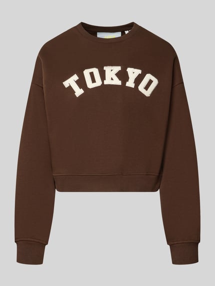 Produktfoto, Relaxed Fit Sweatshirt aus Baumwoll-Mix Modell 'Tatum' von JJXX in Braun mit TOKYO Patch, Rippbündchen, Rundhalsausschnitt.
