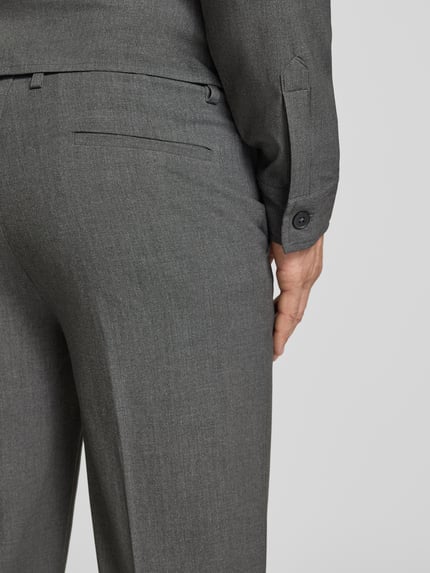Männermodel trägt Slim Fit Stoffhose mit Viskose-Anteil von Lindbergh in Grau, Bügelfalte, Gesäßtaschen, Detailaufnahme Rückansicht.
