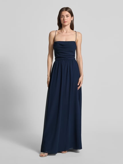 Frauenmodel trägt Abendkleid mit Rückenausschnitt von Laona in Dunkelblau, taillierte Passform, Falten-Optik, Ganzkörperansicht von vorne.
