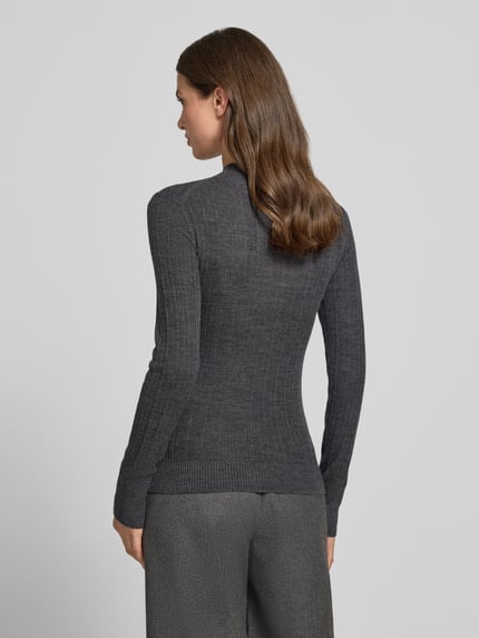 Frauenmodel trägt grauen Slim Fit Turtleneck-Pullover aus reiner Wolle von Jake*s Collection, fein gerippte Textur, Ganzkörperansicht Rückansicht.