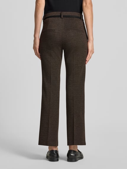 Frauenmodel trägt Weite Hose aus Viskose Modell-Mix 'FRANCOISE' von CAMBIO in dunklem Braun mit strukturierter Textur, Ganzkörperansicht Rückansicht. Damen Weite Hose von CAMBIO.