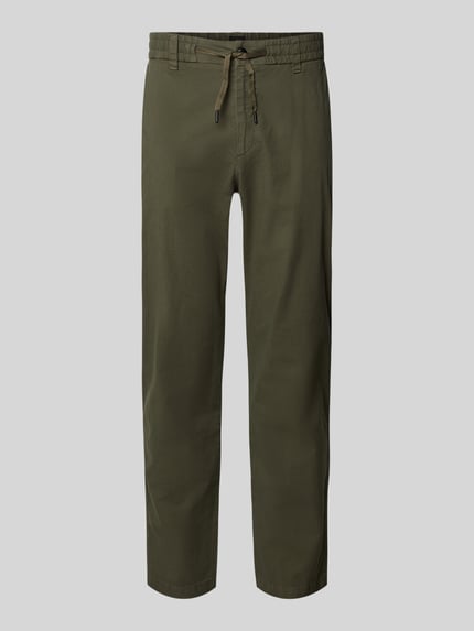 Produktfoto, olivgrüne Tapered Chino aus Baumwoll-Mix Modell 'CHINO-TAPERED-DS-10' von BOSS Orange, glatte Oberfläche, elastischer Bund mit Tunnelzug, seitliche Eingrifftaschen und Gesäßtaschen, Hosenbeine gerade geschnitten, unifarbene Optik