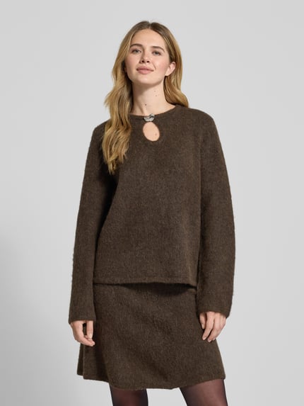 Frauenmodel trägt Relaxed Fit Pullover aus Woll-Mix mit Alpaka-Anteil Modell 'LULU' von Selected Femme in Melange-Optik, Strick, Nahaufnahme Oberkörper.