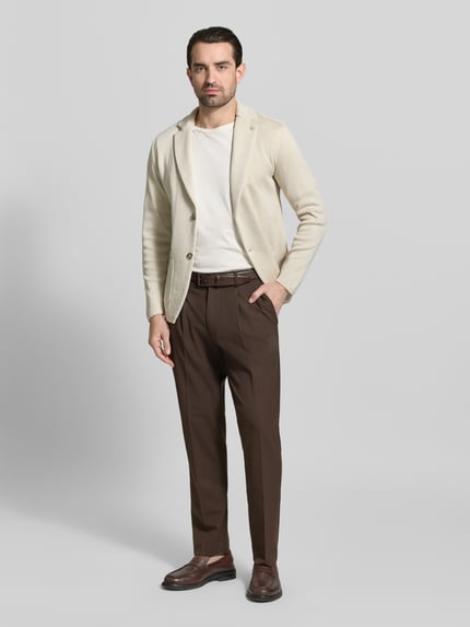 Männermodel trägt Slim Fit 2-Knopf-Sakko mit Reverskragen von Manuel Ritz aus reiner Baumwolle, aufgesetzte Taschen, Ganzkörperansicht von vorne.
