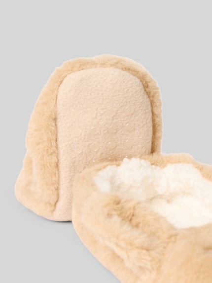 Produktfoto, Hausschuhe aus Kunstfell in Schlupfform von CAPELLI NEW YORK in Beige, flauschige Textur, Anti-Rutsch-Sohle, Damen Hausschuhe