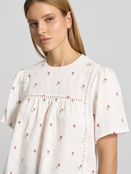 Frauenmodel trägt Damen T-Shirt von Weekend Max Mara Modell 'Loose Fit T-Shirt aus reinem Leinen Modell 'BACINO'' mit Floral Allover-Muster, Intarsie, U-Ausschnitt, Kurzarm, Flammgarn, Material: Leinen, Ganzkörperansicht von vorne.