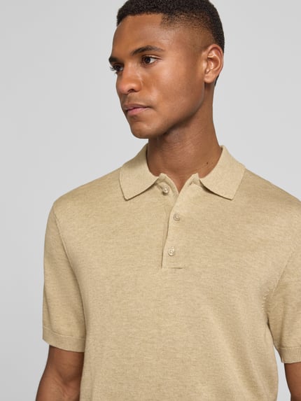 Mannermodel draagt Regular Fit Poloshirt met knoopsluiting model 'BELLS' van Casual Friday, katoen-lyocell mix, strickshirt, beige kleur, detailopname bovenlichaam.