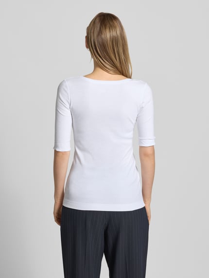 Modelka prezentuje T-Shirt mit Ärmelaufschlag und Rundhalsausschnitt von Marc Cain, mieszanka bawełny, dopasowany krój, drobne prążkowanie, okrągły dekolt, zakładka na rękawach, długość tyłu w rozmiarze 36: 62 cm, widok całej sylwetki z tyłu.