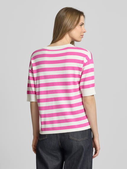 Modelka prezentuje Damski t-shirt Regular Fit T-Shirt aus Viskose-Mix Modell 'Morla' od B.Young, w paski różowe i białe, mieszanka wiskozy, okrągły dekolt, rękaw o dł. 7/8, długość tyłu w rozmiarze S: 57 cm, długość rękawów w rozmiarze S: 23 cm, widok całej sylwetki z tyłu.