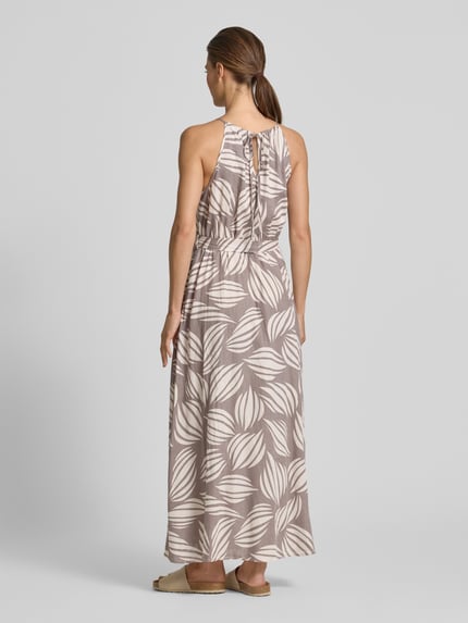 Frauenmodel trägt Maxikleid aus Viskose-Mix mit Leinen-Anteil von Apricot, Allover-Print, Schlüssellochausschnitt, Ganzkörperansicht Rückansicht.