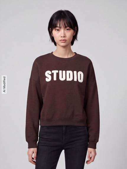 Frauenmodel trägt Loose Fit Sweatshirt aus Baumwoll-Mix Modell 'SWEAT' von ONLY, braun mit weißem Schriftzug, Ganzkörperansicht von vorne, Damen Pullover von ONLY, KI-modifiziertes Bild.