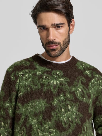 Männermodel trägt Strickpullover mit Rundhalsausschnitt Modell 'Herbert' von Wood Wood, Material-Mix mit Alpaka-Anteil, Allover-Look, Nahaufnahme Oberkörper.