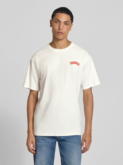 Mannenmodel draagt oversized t-shirt uit pure katoen model 'PEANUTS' van ONLY, Heren t-shirt, beige met rood detail, vooraanzicht hele lichaam.