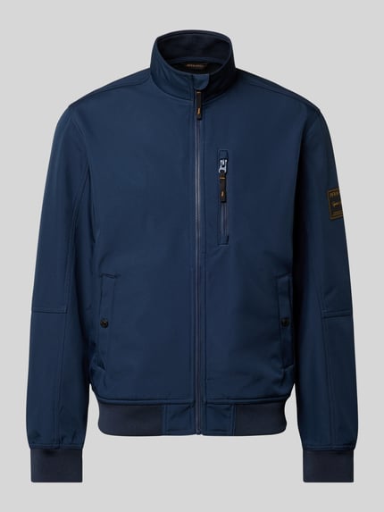 Produktfoto, Regular Fit Bomberjacke mit Stehkragen Modell 'Parker' von Jack & Jones, granatowy kolor, gładka tekstura, kieszeń napoleonka, kieszenie boczne z zapięciem na napy, elastyczne wykończenia, softshell, długość tyłu w rozmiarze M 67 cm, szerokość ramion w rozmiarze M 43 cm, szerokość klatki piersiowej w rozmiarze M 55 cm, długość rękawa w rozmiarze M 65 cm