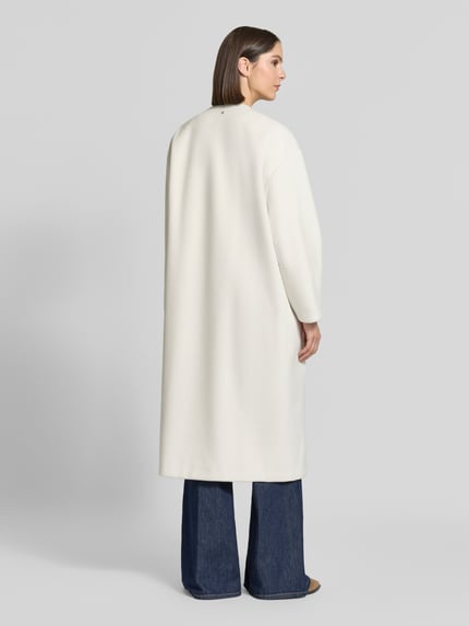 Frauenmodel trägt Mantel mit Rundhalsausschnitt und Bindegürtel von Armani Exchange in Weiß, Material-Mix A-Linie, Ganzkörperansicht Rückansicht.