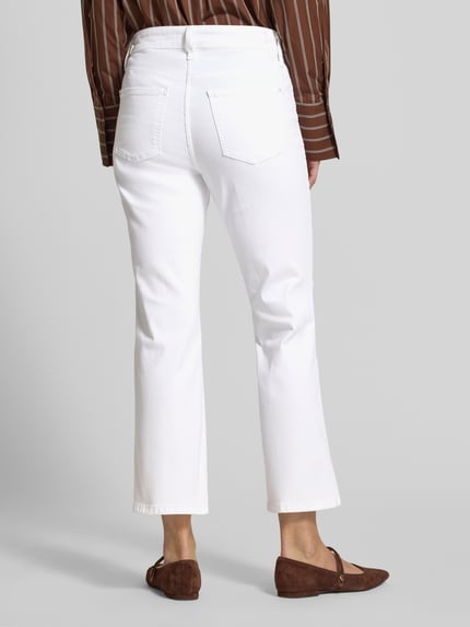 Frauenmodel trägt Jeans mit Eingrifftaschen Modell 'Dream Kick' von MAC in Weiß, Baumwoll-Mix mit Stretch-Anteil, Regular-Fit, Ganzkörperansicht Rückansicht.