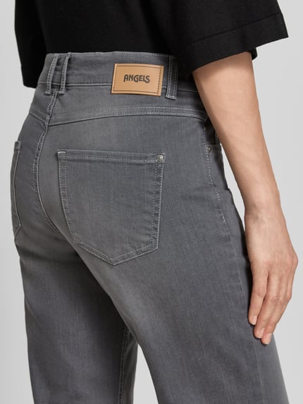 Frauenmodel trägt Regular Fit Jeans im 5-Pocket-Design Modell 'LARA' von Angels, grauer Baumwoll-Mix, Detailaufnahme Rückansicht. Bundweite 40 cm, Innenbeinlänge 79 cm, Größe 36/30.