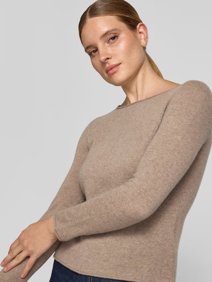 Frauenmodel trägt Regular Fit Strickpullover aus reinem Kaschmir von Christian Berg Woman in Beige mit Rundhalsausschnitt, Ganzkörperansicht von vorne.