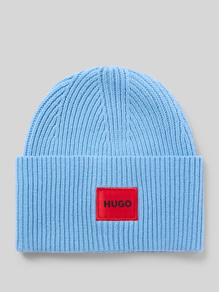 Produktfoto, Mütze mit kontrastierendem Logo-Patch von HUGO in Hellblau, unifarbene Strickoptik, Rippstrick, roter Logo-Patch