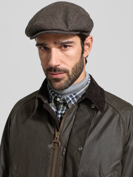 Männermodel trägt Jacke mit Umlegekragen Modell 'BRISTOL' von Barbour aus reiner Baumwolle, Gerader-Schnitt, Nahaufnahme Oberkörper.