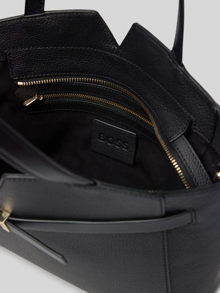 Produktfoto, Henkeltasche aus Rindsleder Modell 'REVERS' von BOSS in Optik: Unifarben, Hauptfach, Reißverschlussfach, Label-Prägung, Tragehenkel, abnehmbarer Schulterriemen, Form: Rechteckig, Material: Rindsleder, Innenansicht mit sichtbarer Textur und goldfarbenem Reißverschluss.